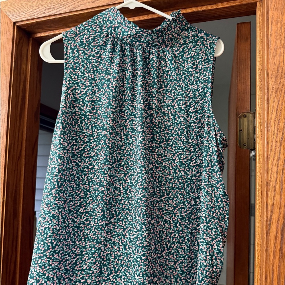 LOFT Green and Pink/red Floral Top perfect for the holidays